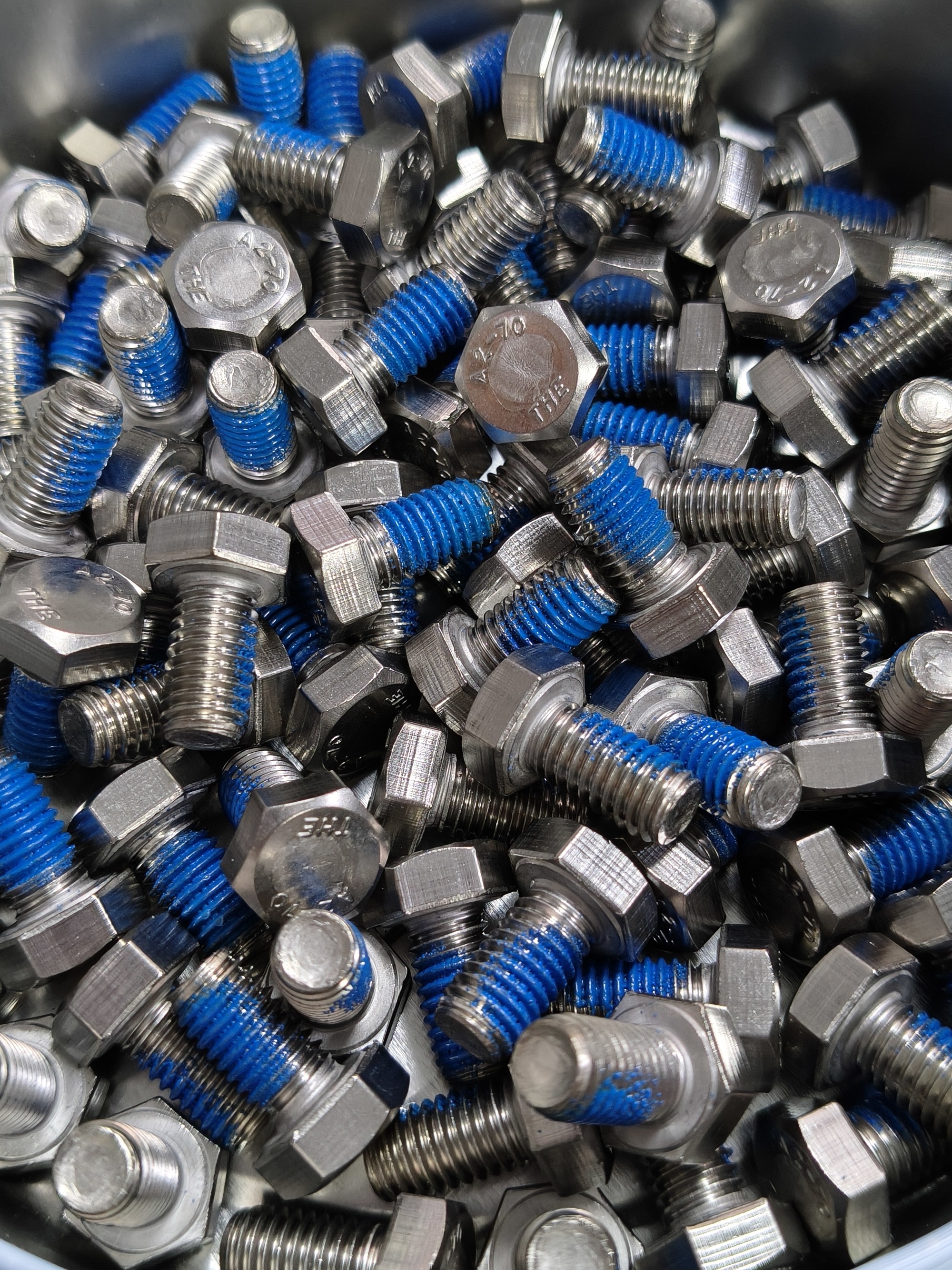 Perché gli adesivi frenafiletti sono classificati in adesivi chimici e adesivi in ​​nylon?