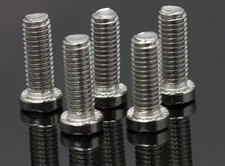 Quali sono le cause dello scolorimento nelle viti in acciaio inossidabile?